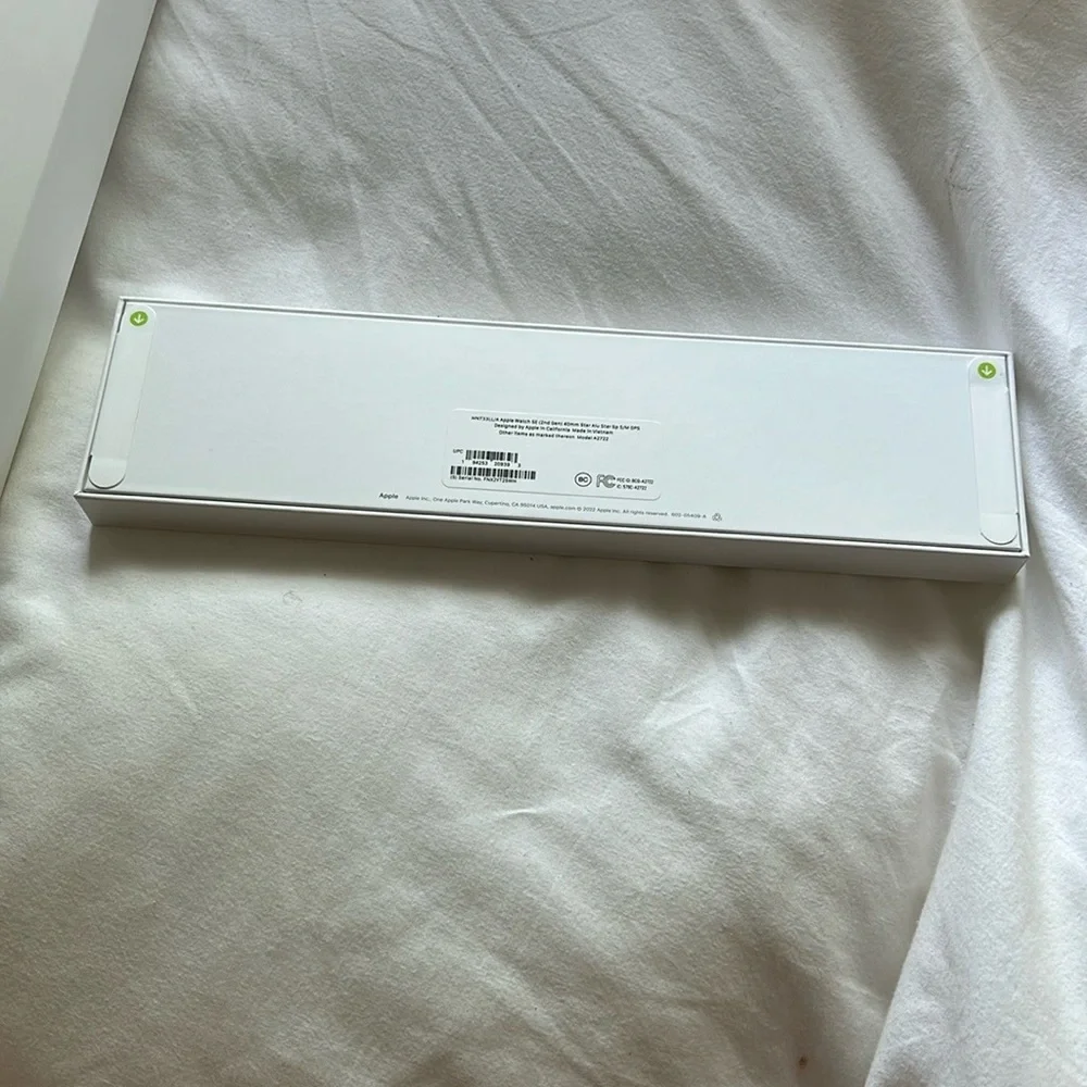 NWT Apple SE 2nd Gen Smartwatch Starlight Aluminum Case and Band